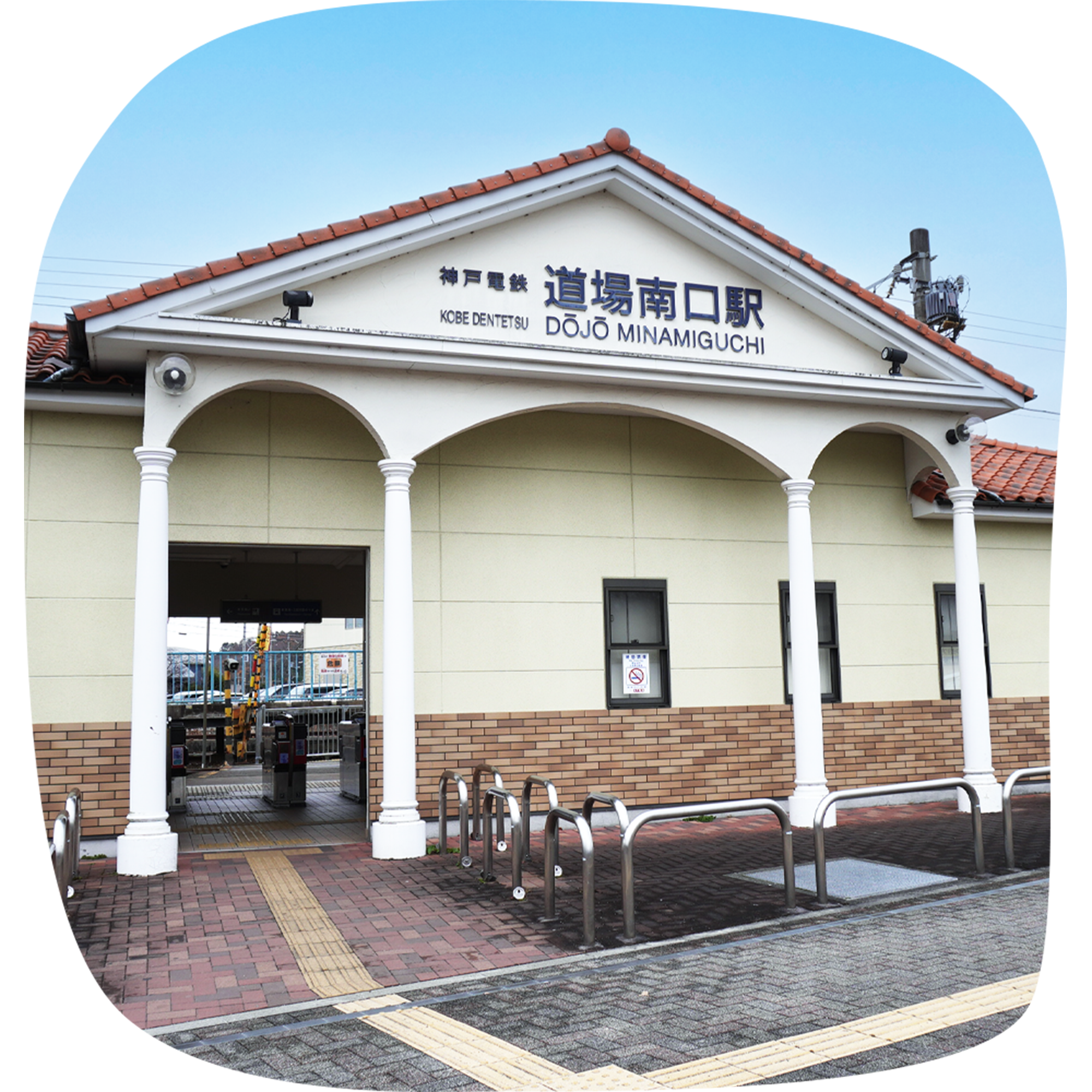 子供が積木で遊ぶ写真