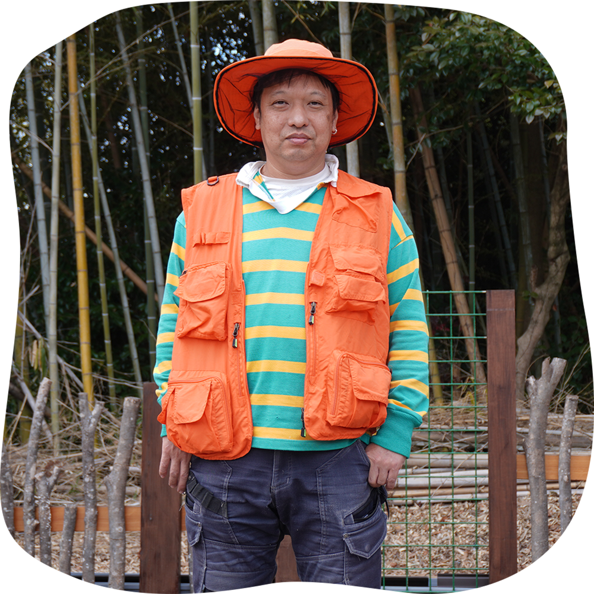 子供が積木で遊ぶ写真