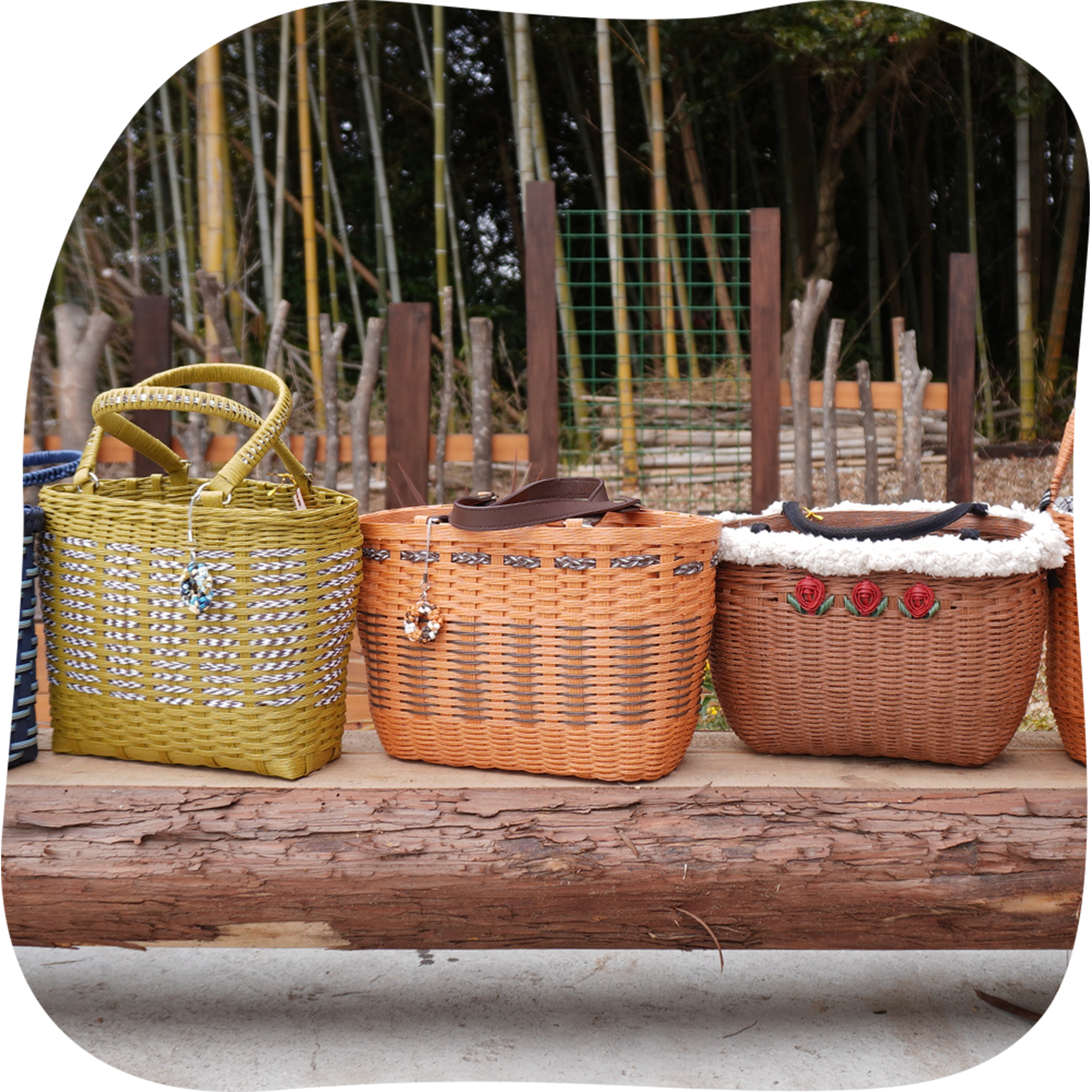 子供が積木で遊ぶ写真