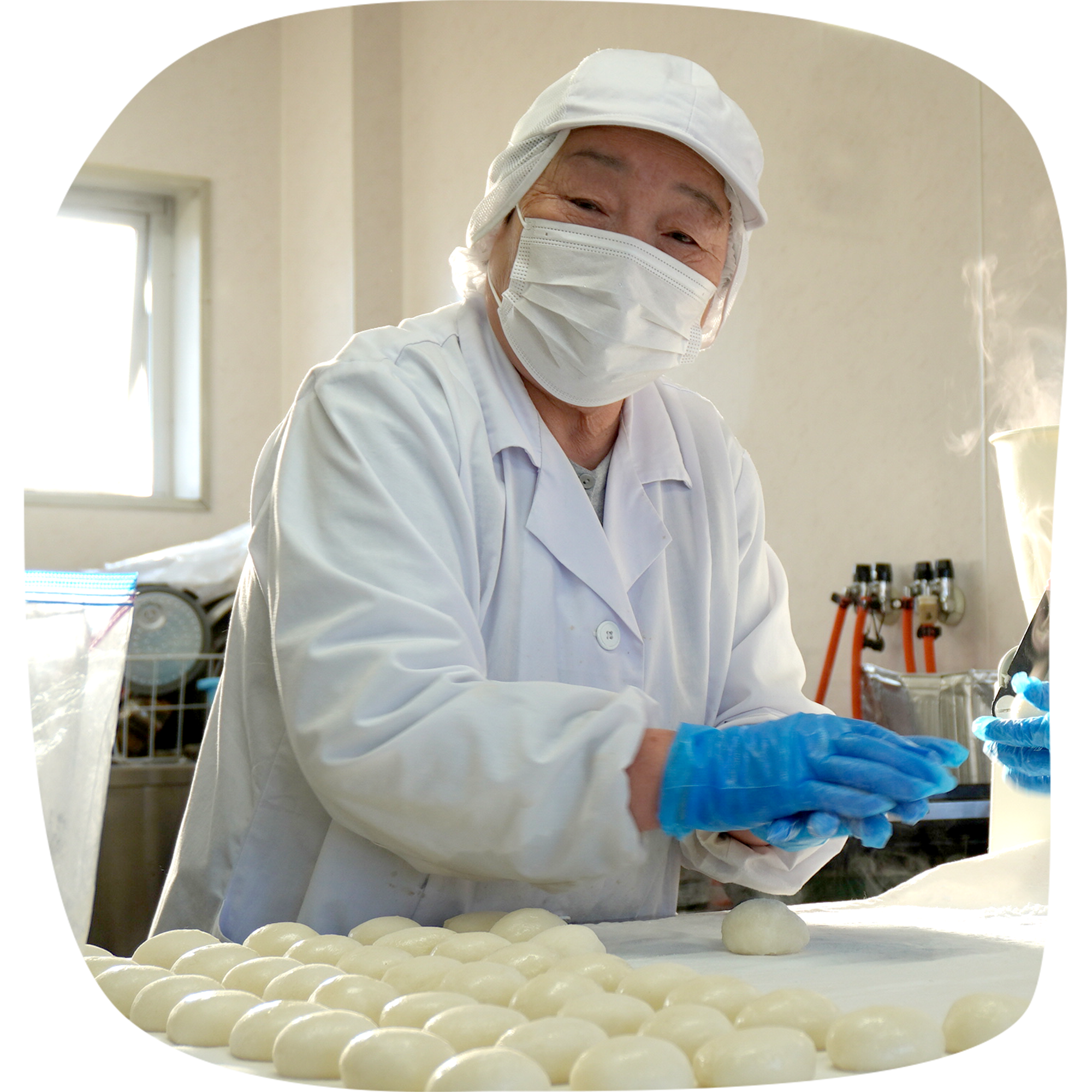 子供が積木で遊ぶ写真